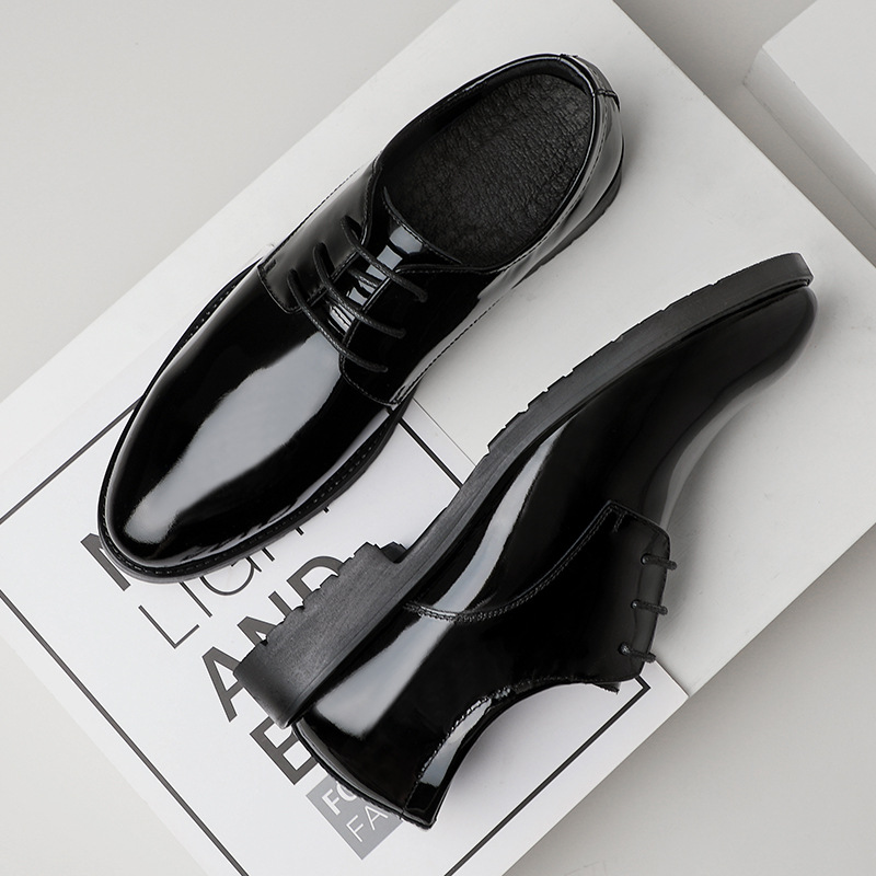 Nuevos zapatos de cuero formales de cuero brillante de charol de los hombres de negocios estilo británico dedo del pie puntiagudo banquete de boda rendimiento de cuero genuino zapatos de los hombres de moda