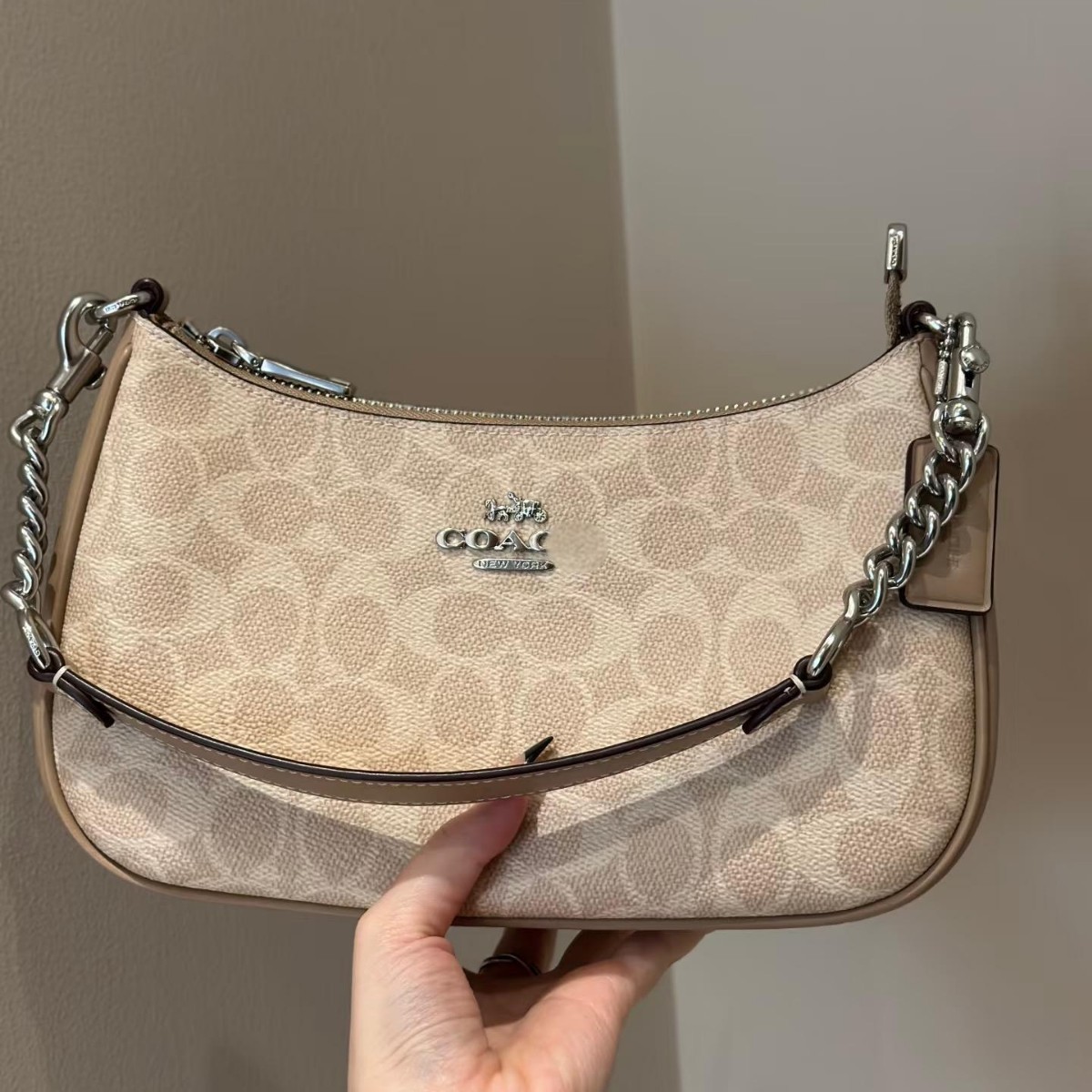 2025 Koujia nuevo bolso de axila de luna nueva Teri bolso de hombro con cremallera con cadena de impresión retro europea y americana