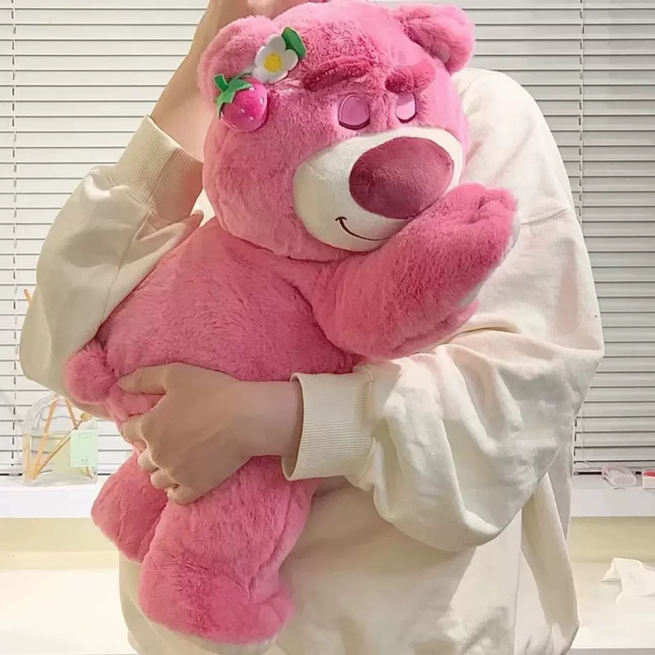 趴款草莓熊粉色毛绒玩具抱抱桶公仔可爱抱枕靠垫礼物送女友生日