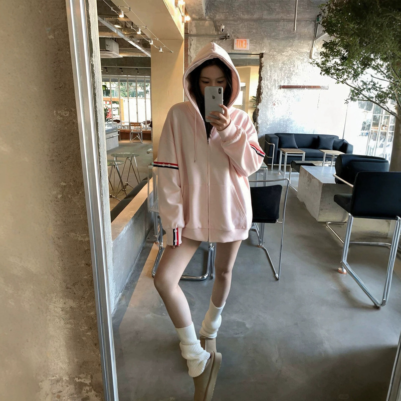 Korean-style, relaxed-fit pink hooded sweatshirt for women, autumn 2026 new collection, featuring a three-stripe design and a zip-up front Korean-style, relaxed-fit pink hooded sweatshirt for women, autumn 2026 new collection, featuring a three-stripe design and a zip-up front