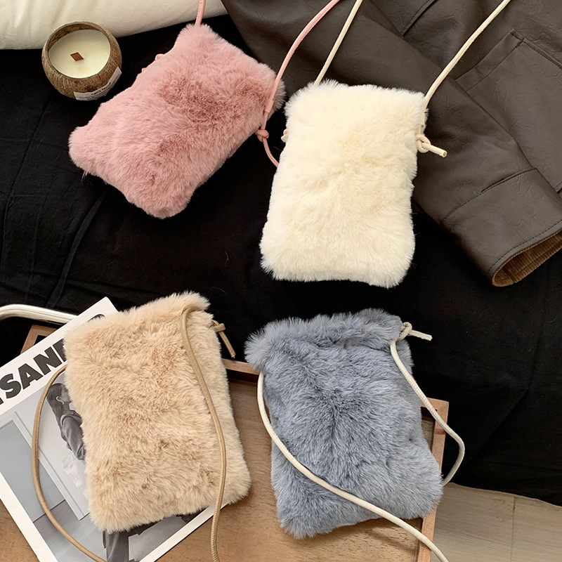 Bolso de mano de mujer de otoño / invierno 2025, nuevo estilo de moda, bolso de teléfono móvil de peluche pequeño y exquisito, bolso de hombro.