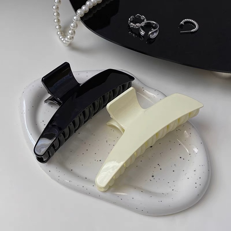 Summer new temperament solid color oblique triangle bright surface gripping clip French temperament lazy style back of the head bun hair grip hair accessory