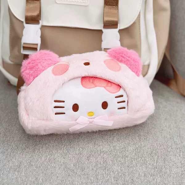 Китти в костюме медведя