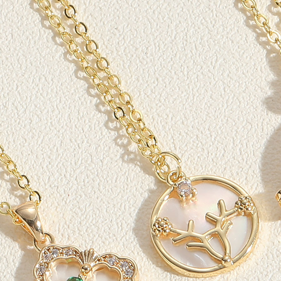 Verfijnde vlinderhanger met zirkonia voor dames. Sierlijke vergulde choker met een sprookjesachtige uitstraling. Hypoallergeen, lichtgewicht en vol._voghion.com