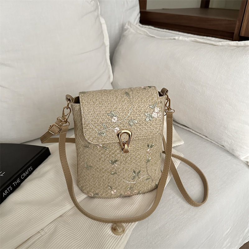 Bolso de paja para mujeres 2025 primavera nueva simple pequeña flor de encaje fresco tejido bolso de hombro mochila