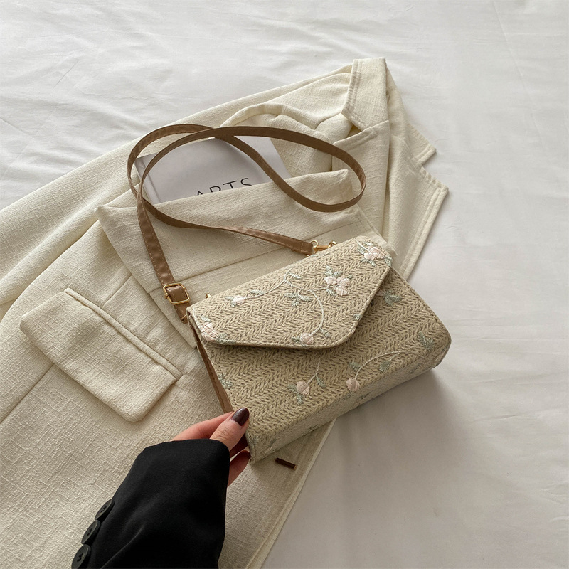 Borsa a tracolla in paglia intrecciata elegante e versatile_voghion.com