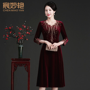 Xi mother-in-law 2025 spring and autumn new long mother wedding dress gold velvet dress a wholesale