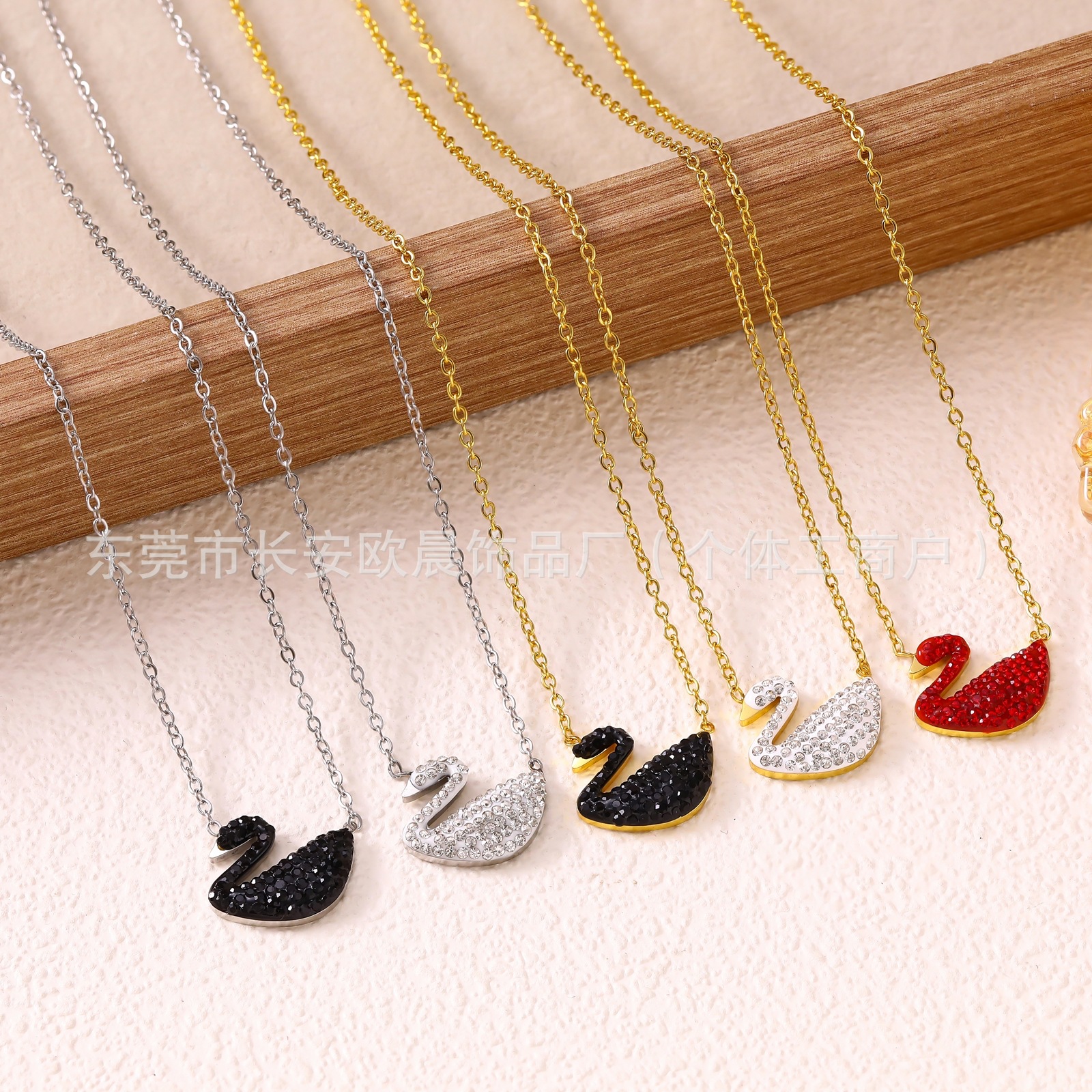 Fashion Hot-Selling Swan Diamond-Encrusted Titanium Steel Necklace for Women, Versatile and High-End, Simple Design, Girls' Best Friend Necklace Wholesale