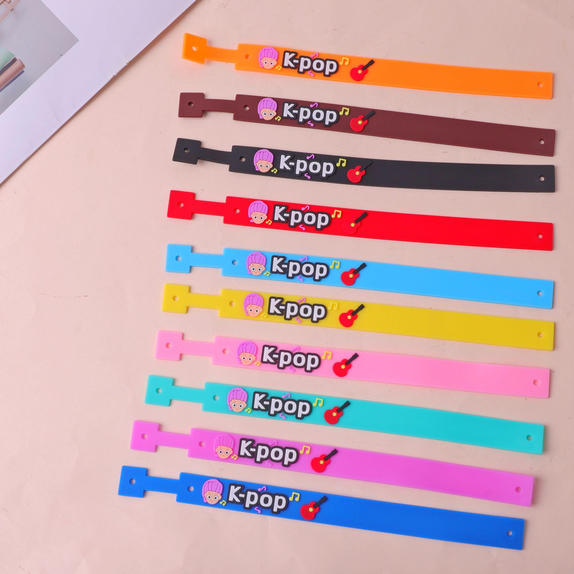 Caza de brujas de PVC goteo muñeca llavero especial colgante de dibujos animados letras de color llavero al por mayor