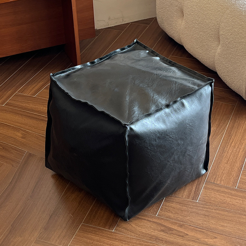 皮の切り株の怠け者は足の切り株のワックスの皮に座ってソファーの腰掛けの客間の古い服を収納して、足の切り株のアメリカ式の家庭に座ることができます。|undefined