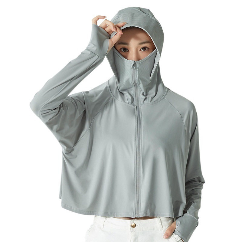 Jiao Xia es el mismo tipo de ropa de protección solar para hombres de verano helado cómodo anti-UV ropa de piel para mujeres transpirable desmontable sombrero