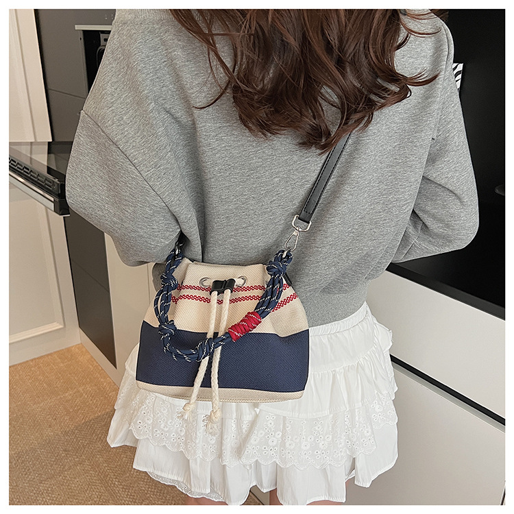 This year, the popular niche design bags are the 2025 new women's versatile canvas crossbody bag and the color-blocking hand-held bucket bag undefined