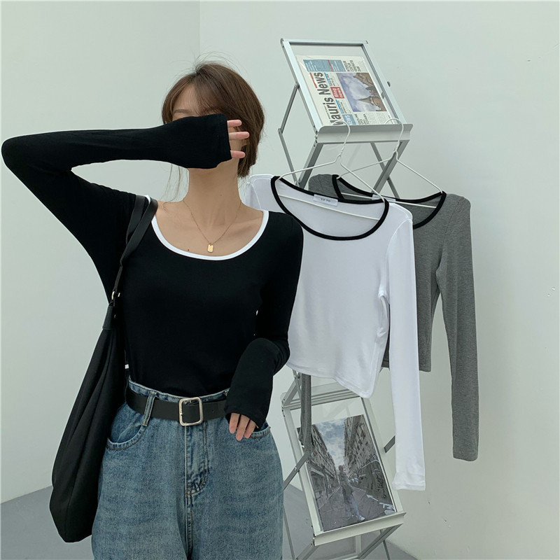 2026年初秋新作スリムフィット長袖Tシャツレディース鎖骨露出インナーシャツショート丈甘辛学生トップス流行