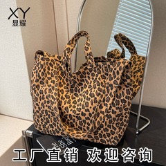 ヒョウ柄のキャンバスは通勤しています。