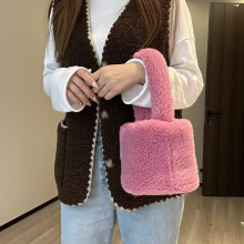 秋冬羊羔毛毛包女2024新款包包女拎包小众毛茸茸手提包毛绒水桶包