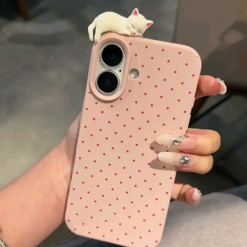 Силиконовый чехол Apple iPhone 16 (совместим), текстура «личи», горошек, вариант с фигуркой кота