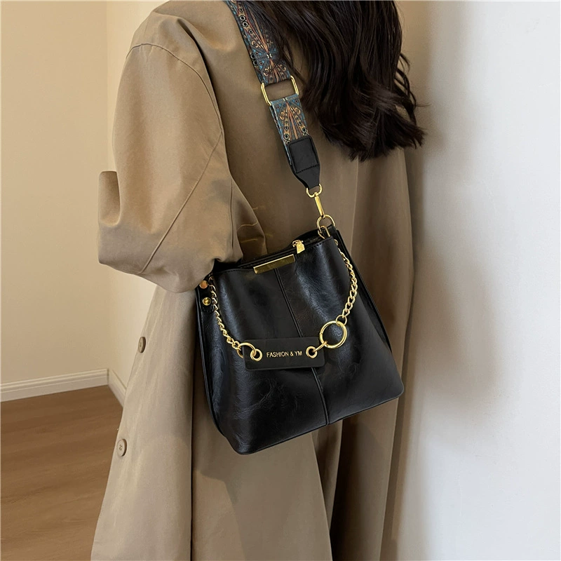 Polyurethane straps for leisure, one-shoulder bag, universal capacious shoulder bag, Korean style, simple and elegant design