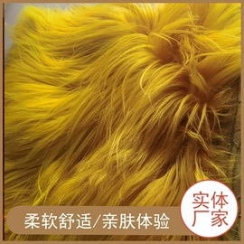 生皮、毛皮;帽条;毛领