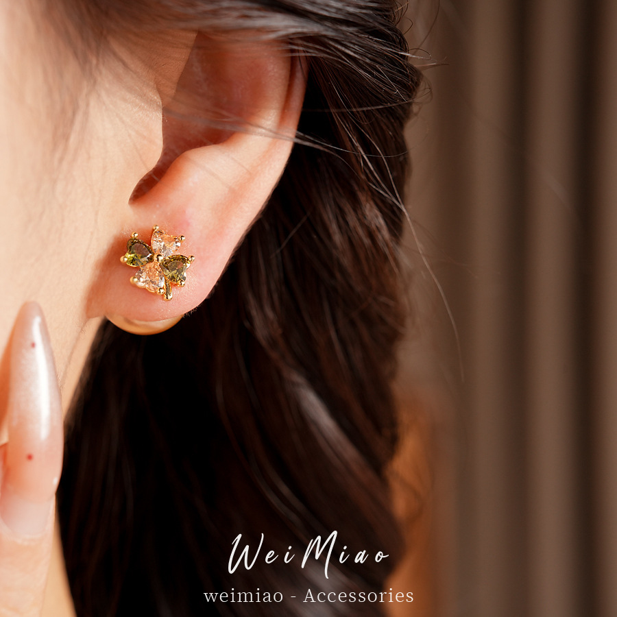 Agujas de plata zircon flores de hierba afortunada perlas perlas temperamento simple estilo amplio aretes ligero de lujo alta sensación de aretes image 5
