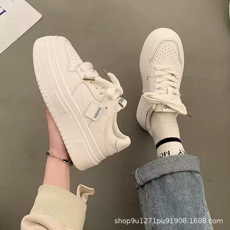Женские белые кроссовки на толстой подошве, популярная весенне-летняя ниша 2025 года, тонкие универсальные кроссовки, модные кроссовки, повседневная спортивная обувь