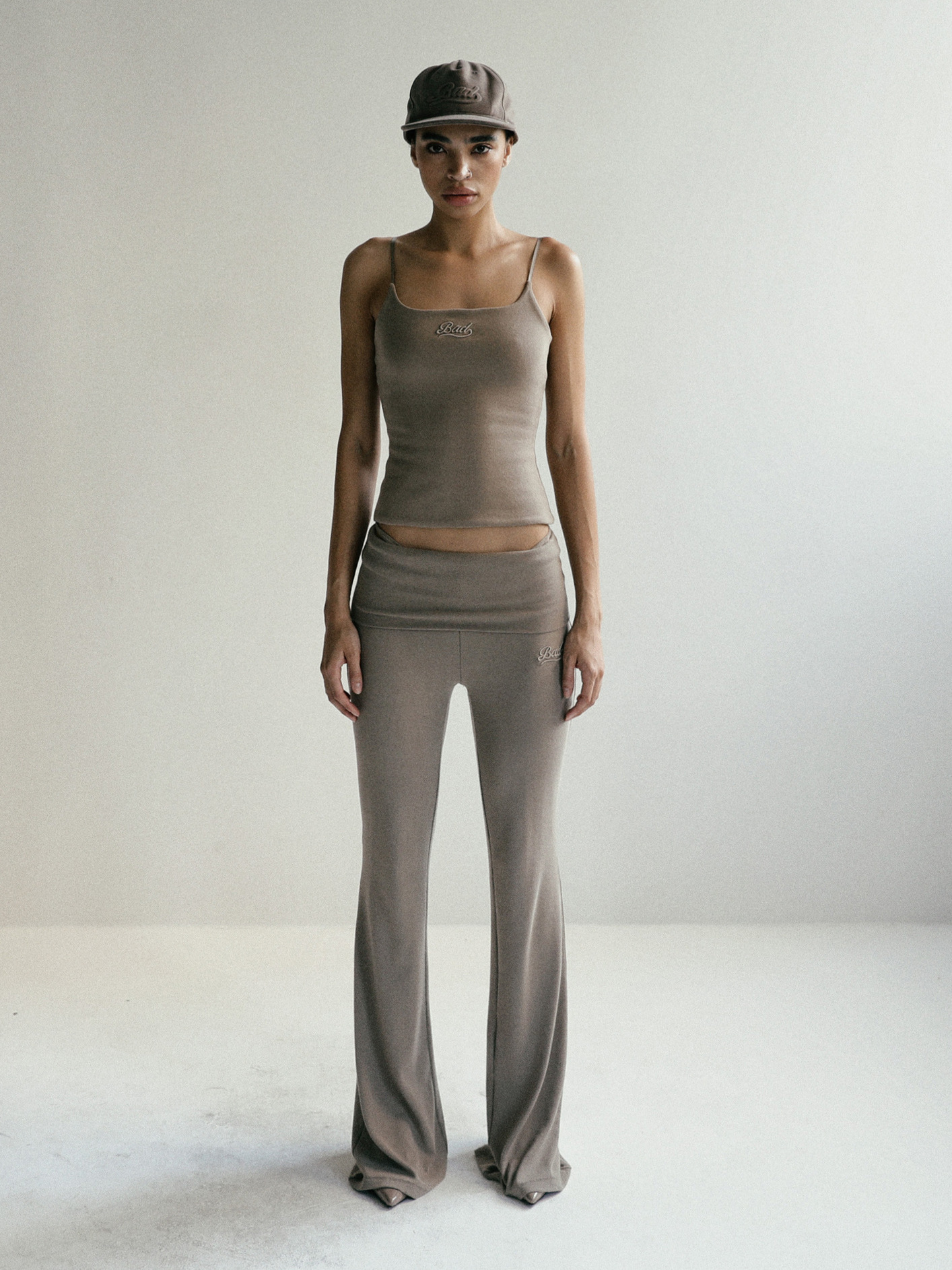 ブラッド・ブラッド・ソフト折りたたみミニラップパンツ女性タバコ色アメリカレトロ刺繍着痩せお尻のラッパパンツ新作