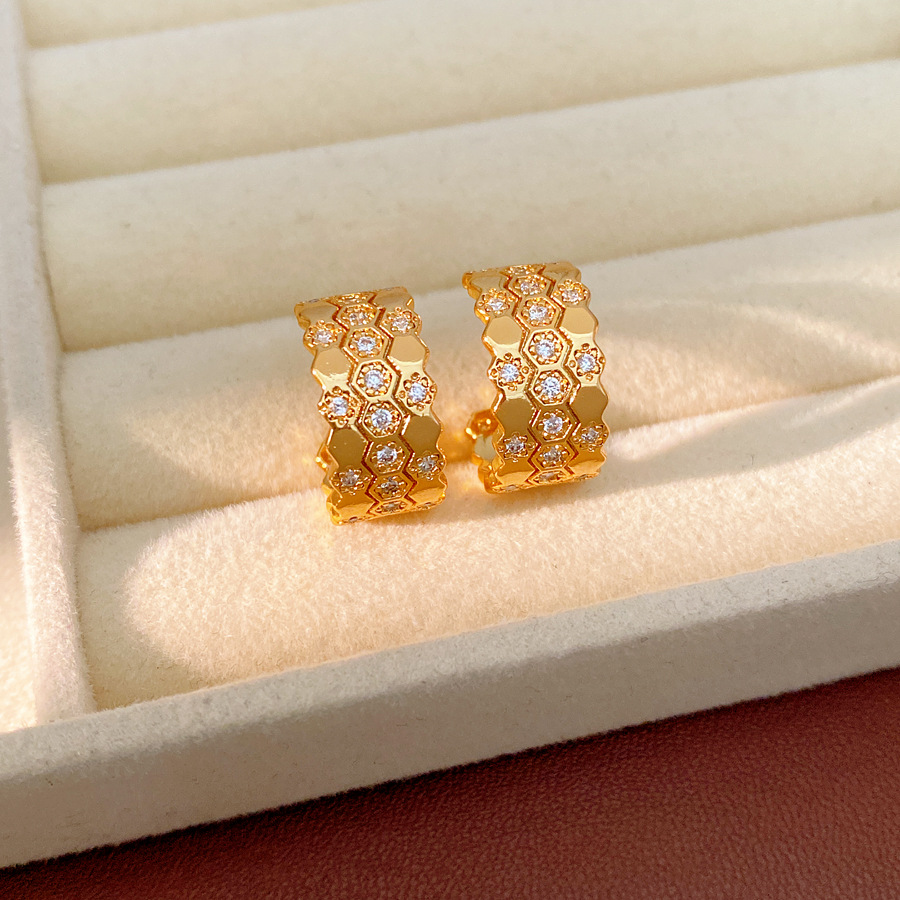 18K oro real chapado agujas de plata zircon hexagonal en forma de C aretes personales de viento frío aretes ligeros de lujo alta sensación de aretes