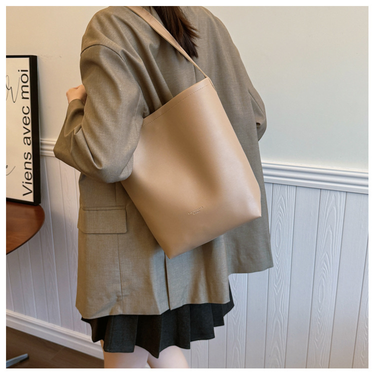 Solid color Tote bag 2024 new style, high-end, large-capacity single-shoulder versatile, niche women's bag, casual and simple bucket bag undefined