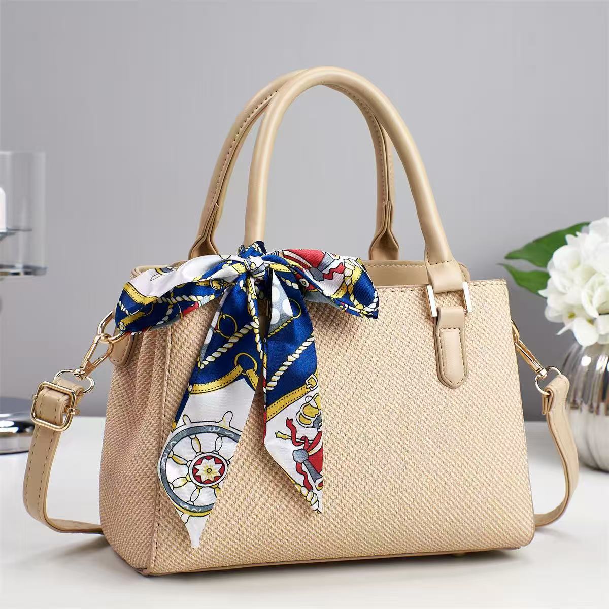 Bolso portátil transfronterizo 2025 primavera nuevo temperamento de un solo hombro diseño de nicho casual bolso femenino mensajero pequeño bolso cuadrado
