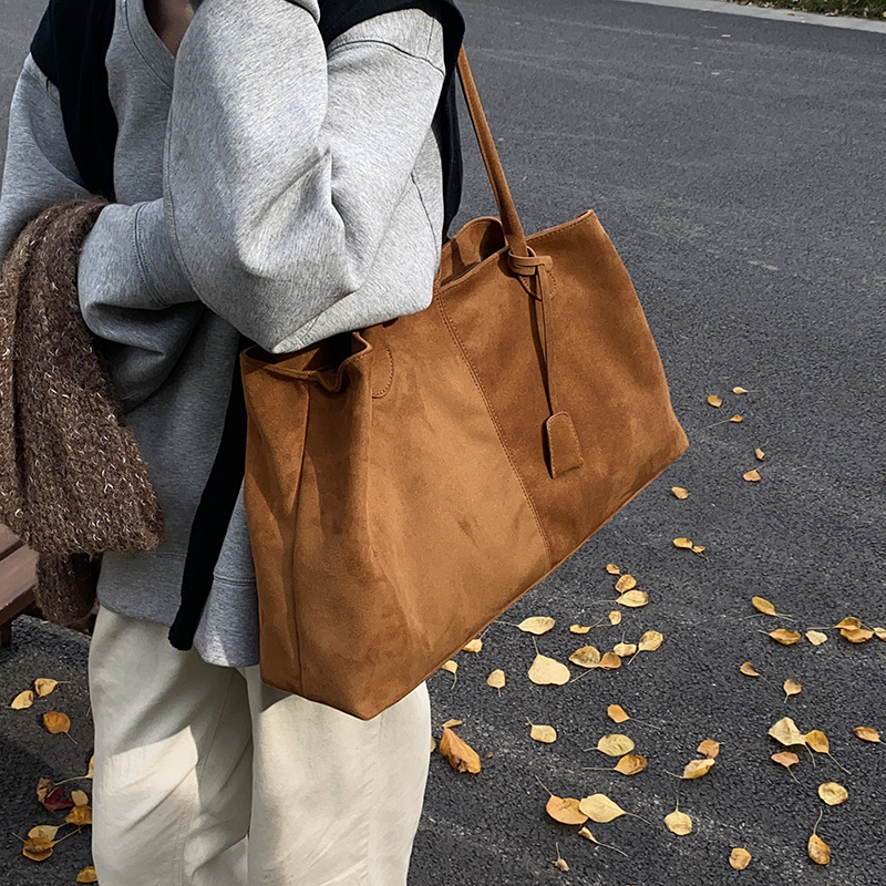 2025年新作 クロスボーダー ファッション 多用途 スエード スクエア型 ニッチデザイン ショルダーバッグ/脇に抱えるバッグ ゆったりバッグ 卸売