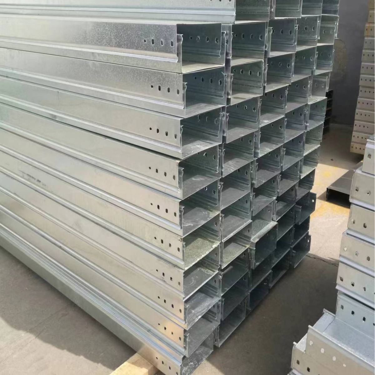 广东佛山电缆桥架厂家直销 大跨距桥架 防火铝合金桥架 喷塑桥架