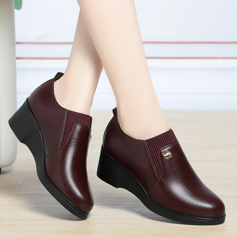 One-piece delivery wedge leather shoes for women 2024 new middle-aged and elderly flat women's shoes soft leather mother's shoes spring and autumn single shoes
