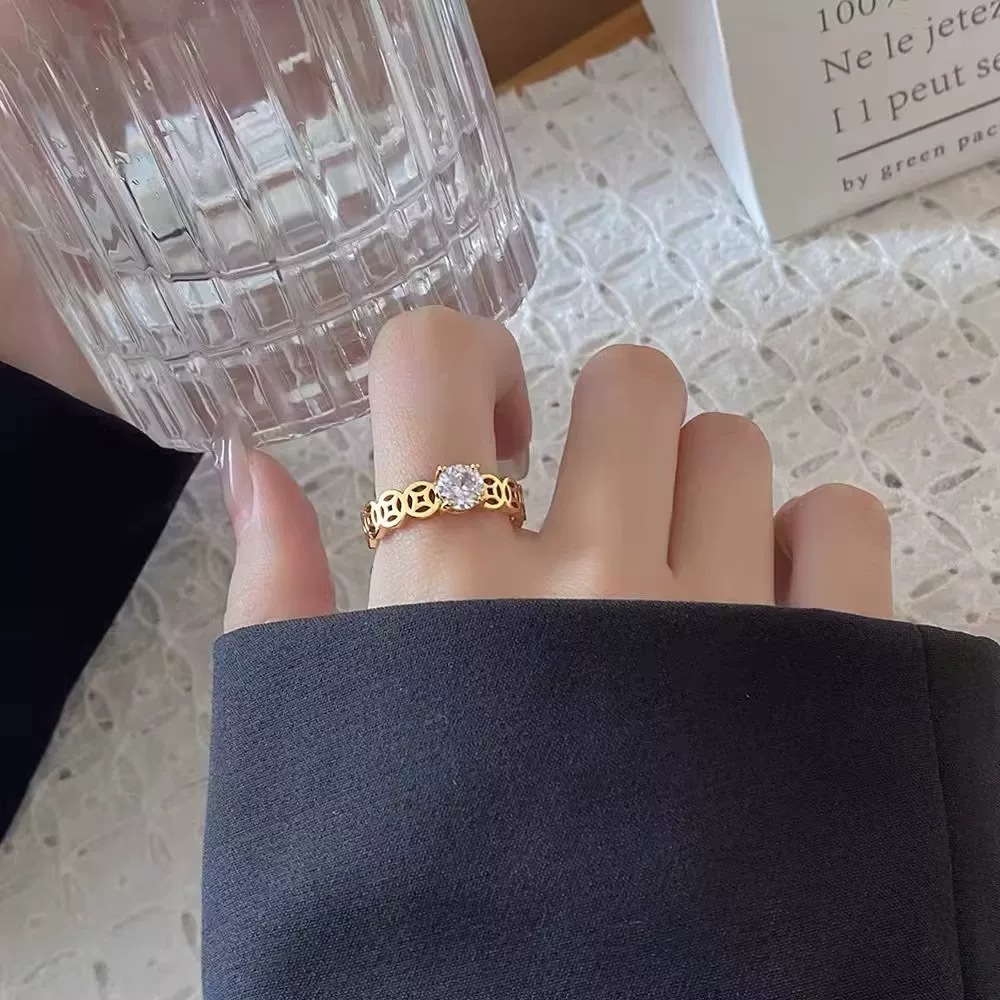 Xuping imitación de oro lujoso temperamento ligero anillo de plata de cobre incrustado de zircon simple aleación de cobre chapado 24k anillo de boda para mujeres