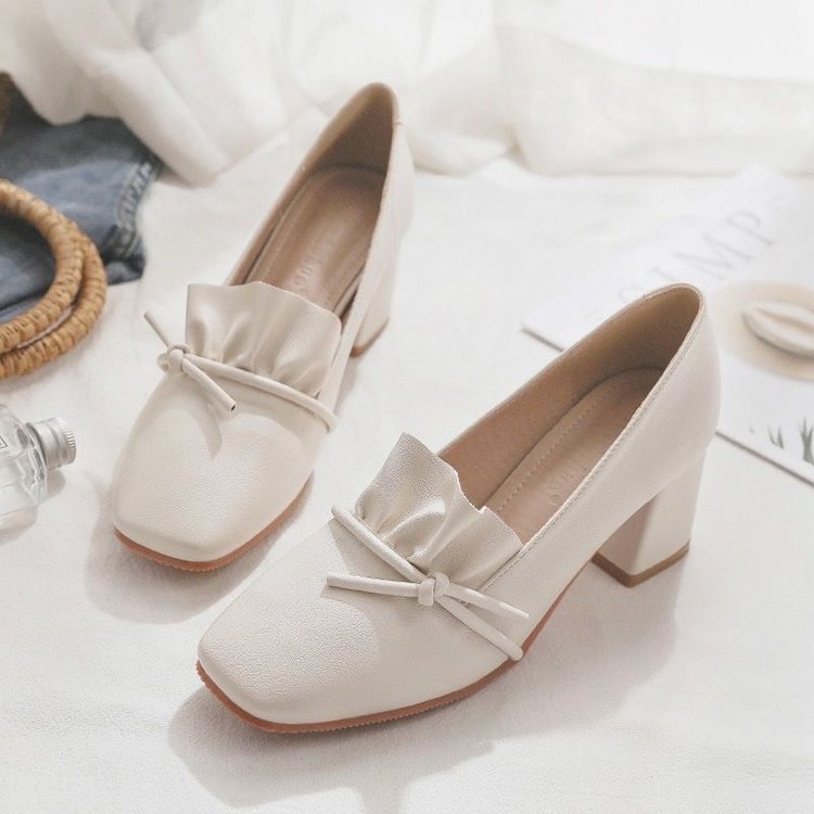 Calzado de tacón alto para niños y niñas de Mary Jane 2025 nuevo estilo pequeño viento de fragancia versátil un taconero grueso botón de perla zapatos franceses para mujeres