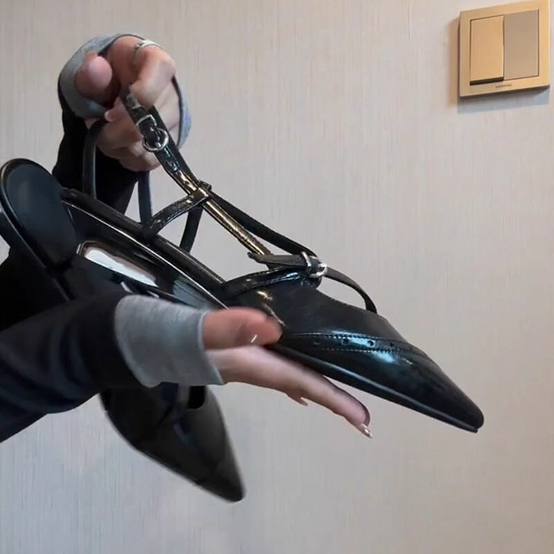 シープスキンバージョン～メタルウェッジヒールワンストラップサンダル、フェミニンなポインテッドトゥ、浅い口、新しいデザインのトゥキャップシューズ|undefined