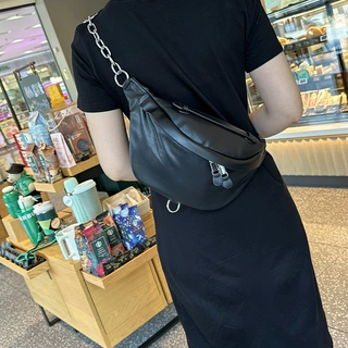 百搭胸包女夏季潮流上新时尚斜挎饺子包质感软皮休闲包小型包