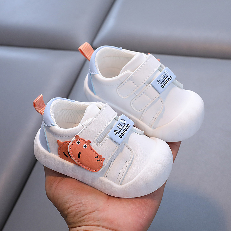 Primavera y otoño versión coreana de las nuevas zapatillas de cuero para niños, zapatillas de deporte para niños, suela suave, zapatos blancos de dibujos animados para niñas