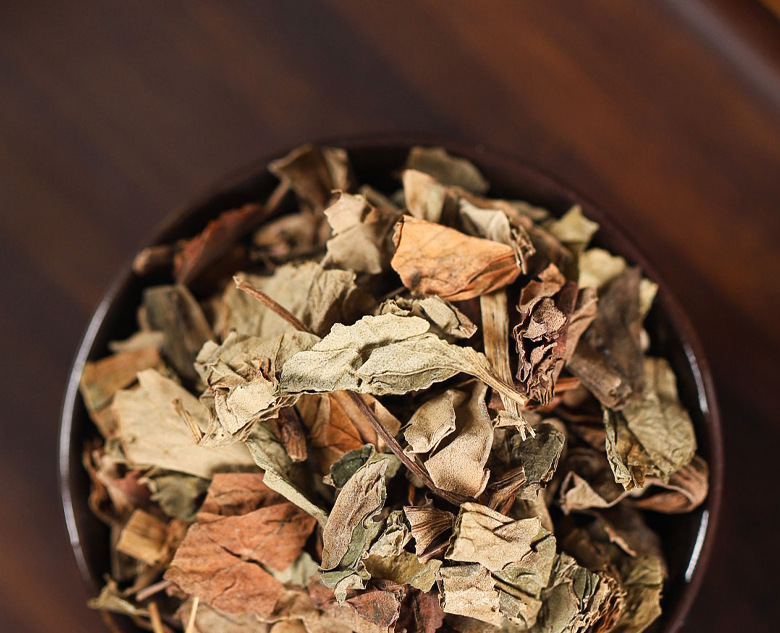Plantain Houttuynia Dandelion Herbal Tea Bag 30g Cold Brew Blend for Daily Wellness in use