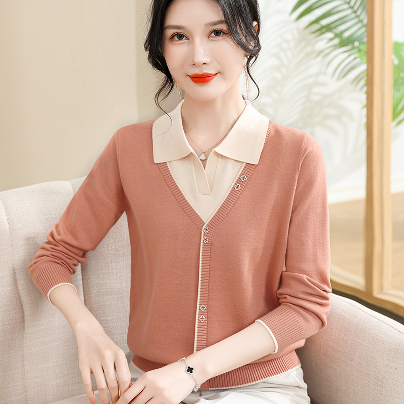 お母さんの秋の服の洋風の偽の上着のニットの底のシャツの中で年配の女性の春秋は長袖のプルオーバーのセーターをめくります。|undefined