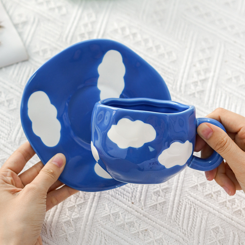 Hermoso conjunto de tazas de café y platos Regalos comerciales Irregulares tazas de desayuno transfronterizas de cerámica Pastoral pintada a mano esmaltada