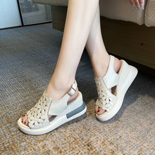 2025夏季新款鱼嘴坡跟鞋纯色花朵镂空高跟鞋简约日常休闲凉鞋女士