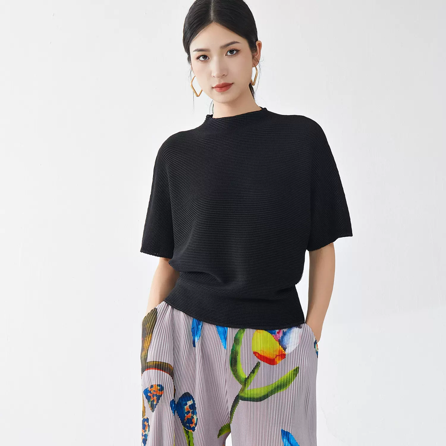 黑色短袖女款Ｔ恤宽松热卖款时尚气质百搭套头衫三宅休闲通勤上衣