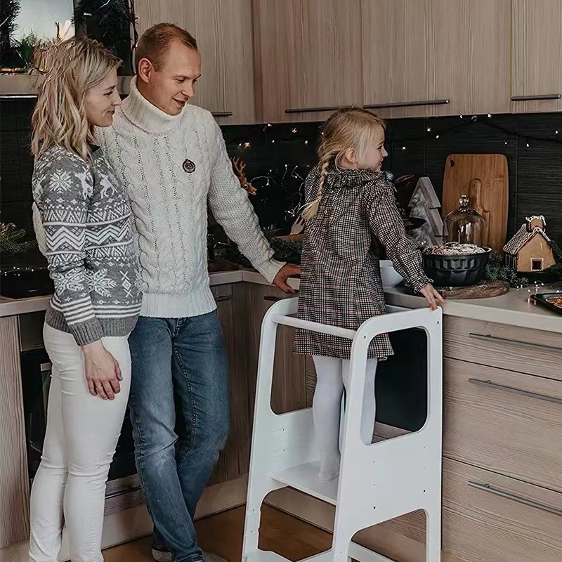 子供の手を洗う腰掛けの赤ちゃんの足は腰掛けを踏みます。