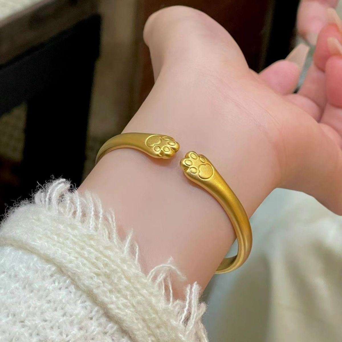 Braccialetto aperto stile antico in oro sabbia vietnamita con artiglio di gattino femmina Braccialetto con artiglio di gatto Boutique in nichel perla Piccolo libro rosso stesso stile_voghion.com