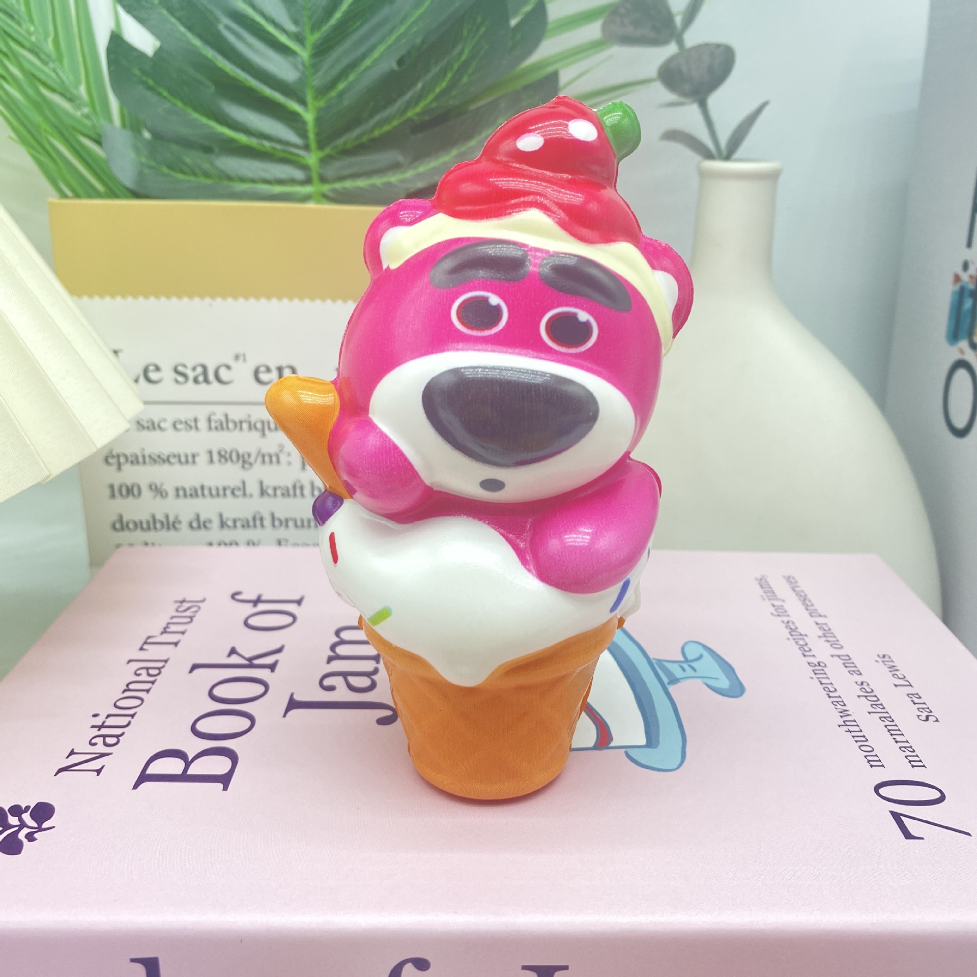 Jugues de helado pellizco Levinia Strawberry Bear Star Karby creativo muñeca de dulces adornos hechos a mano tres ojos