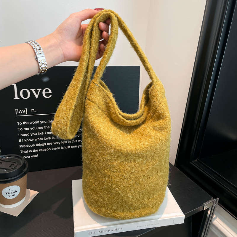 Bolsa de moda coreana de lana 2025 nuevo bolso de cubo de peluche suave glutinoso estilo extranjero de moda bolso de hombro de una sola mujer