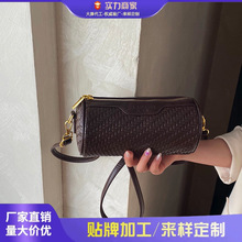 复古质感女士小包包手机包2026新款编织纹枕头包单肩斜挎圆筒小包