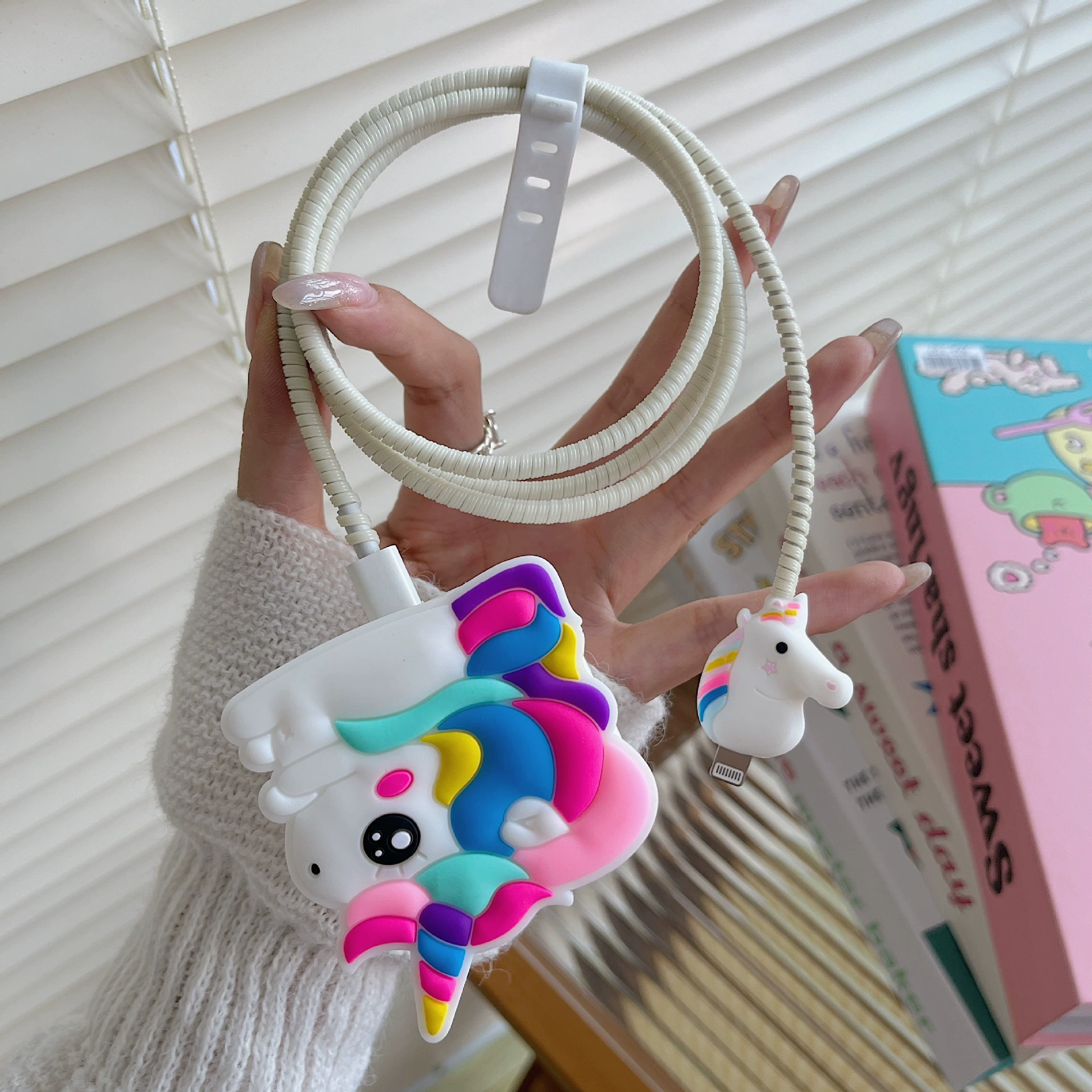 Защитный чехол для электроприборов белого единорога подходит для трехконтактного защитного чехла для зарядной головки Apple британского стандарта мощностью 25 Вт, чтобы предотвратить повреждение.