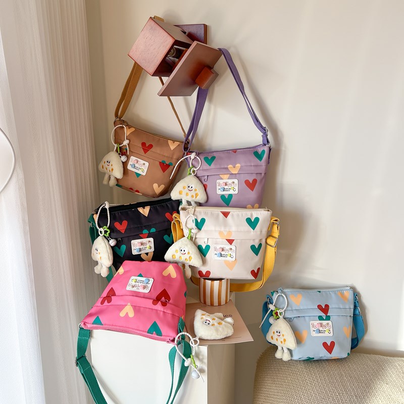 Bolso de hombro japonés pequeño fresco para niños y niñas dulce amor con colgante bolso de mensajero para niños nuevo bolso de lona para niños