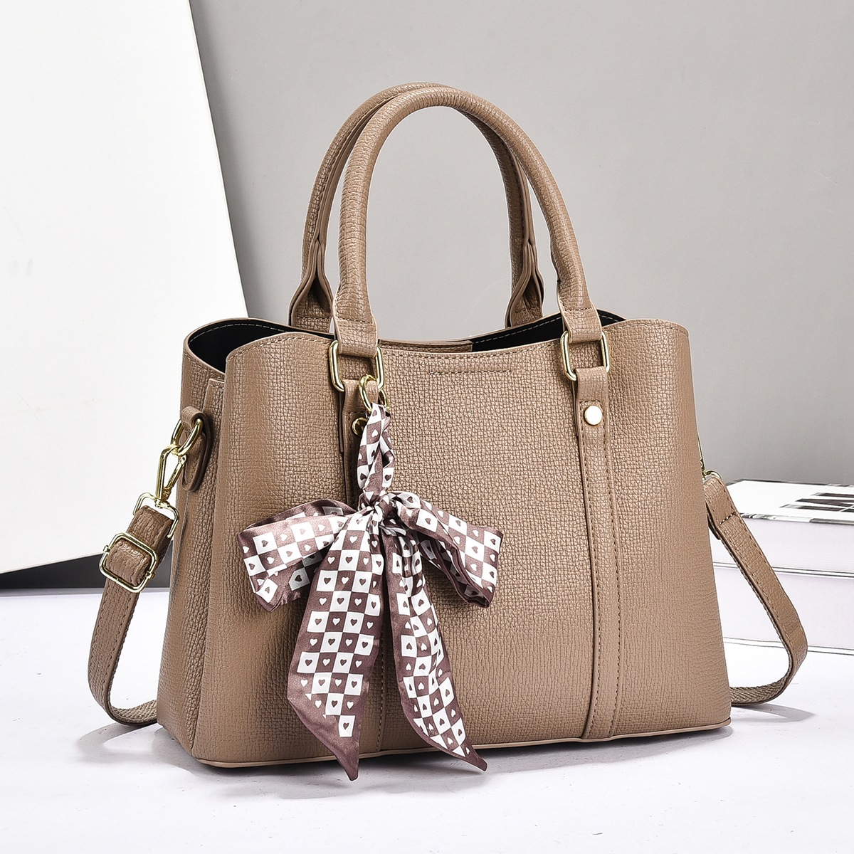 Bolsas de hombro casuales de gran capacidad, bolsas de moda diarias, bolsas transfronterizas, bufandas de seda colgantes, bolsas de mano.