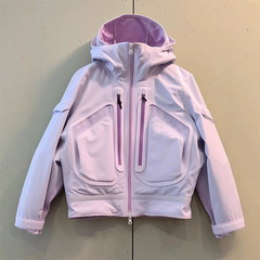 紫のカジュアルな帽子の突撃服の女性秋冬の独特なジャケットの上着はとてもきれいです。